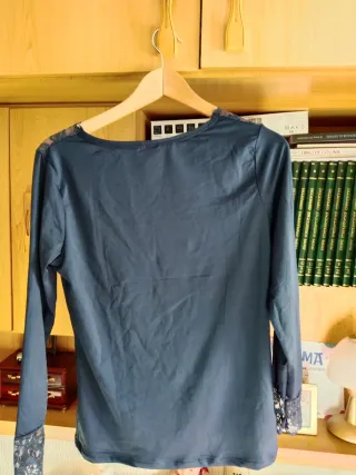 Camiseta interior azul oscuro con encaje