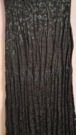 Vestido negro largo con tirantes y fulard a juego