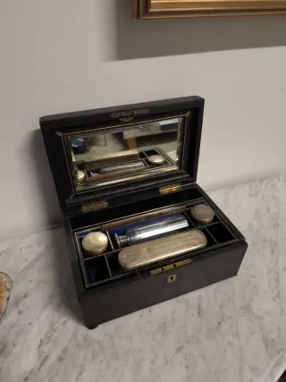 Antigua caja tocador de viaje