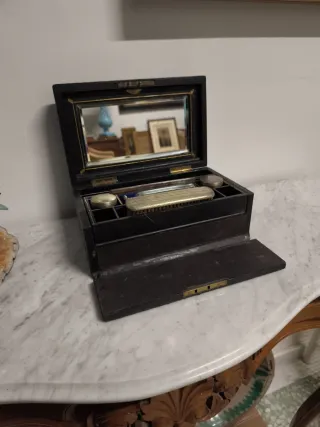 Antigua caja tocador de viaje