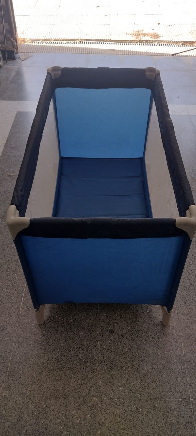 Cuna de viaje azul