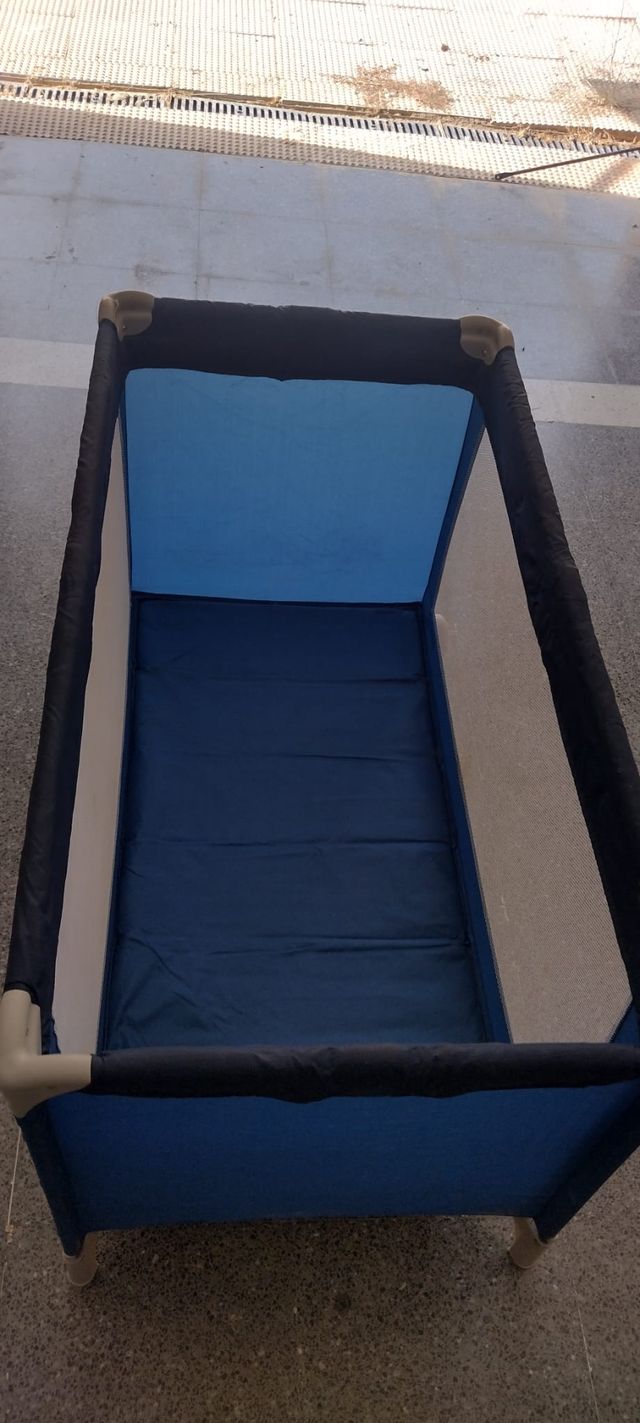 Cuna de viaje azul