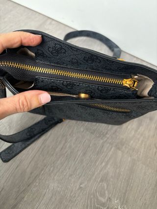 Bolso bandolera Guess negro y dorado