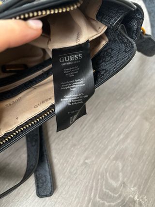 Bolso bandolera Guess negro y dorado