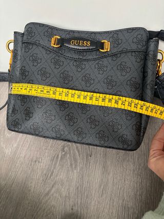 Bolso bandolera Guess negro y dorado