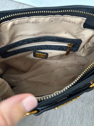 Bolso bandolera Guess negro y dorado
