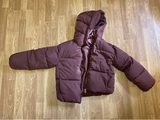 Chaqueta acolchada burdeos con capucha