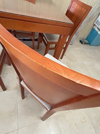 Mesa de comedor de madera y cristal