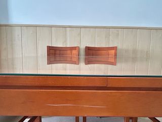 Mesa de comedor de madera y cristal
