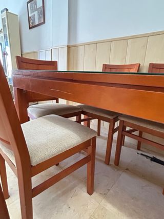 Mesa de comedor de madera y cristal