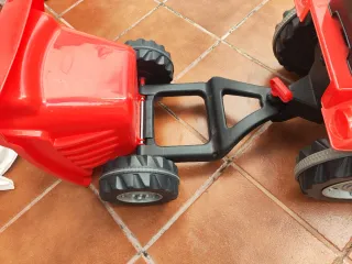 Tractor infantil de pedales,en rojo