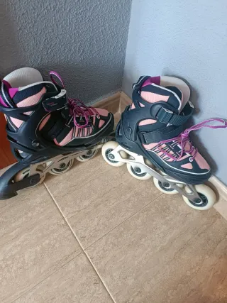 Patines en línea rosas y azul oscuro