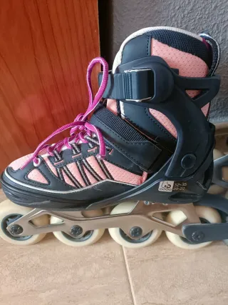 Patines en línea rosas y azul oscuro