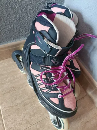 Patines en línea rosas y azul oscuro