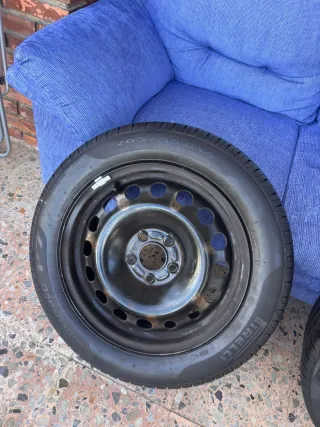Llanta de chapa 16" Ford con neumáticos Pirelli