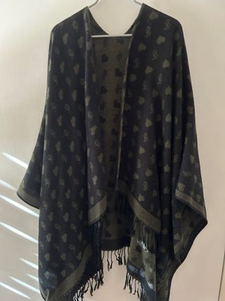 Poncho con estampado de corazones