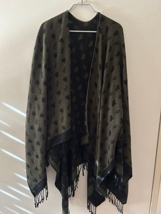 Poncho con estampado de corazones