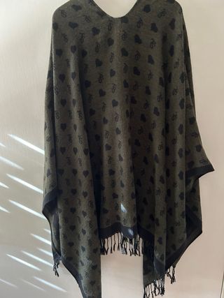 Poncho con estampado de corazones