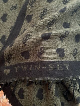 Poncho con estampado de corazones