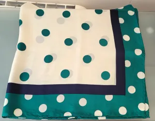 Pañuelo seda 86x86 lunares