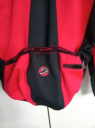 Chaqueta ciclismo roja y negra