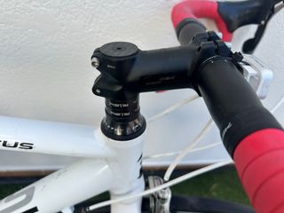 Bicicleta Carretera Focus Variado Blanca