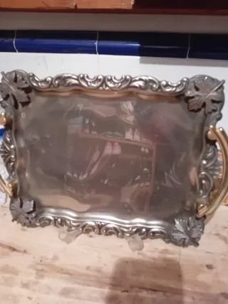 Dos Bandeja decorativa plateada con asas doradas