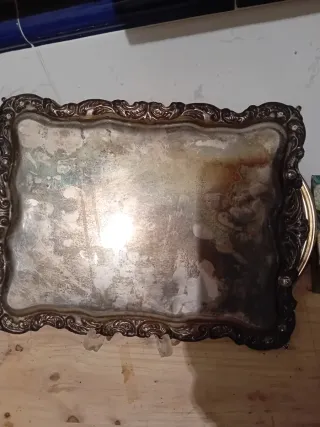 Dos Bandeja decorativa plateada con asas doradas