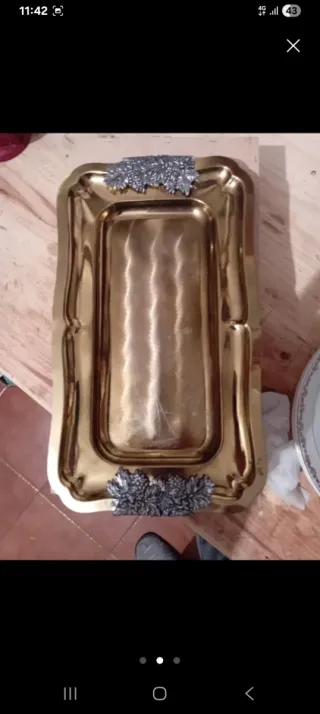 Dos Bandeja decorativa plateada con asas doradas