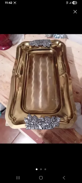 Dos Bandeja decorativa plateada con asas doradas