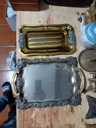 Dos Bandeja decorativa plateada con asas doradas