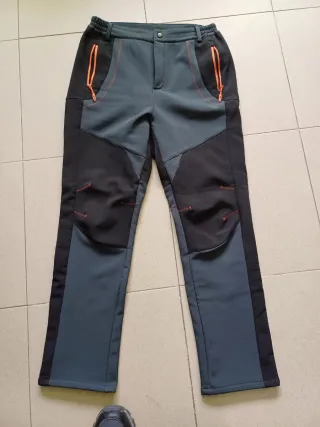 Pantalón de trekking gris y negro