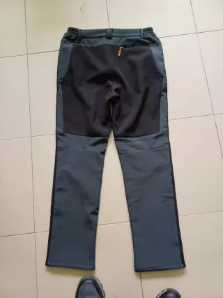 Pantalón de trekking gris y negro