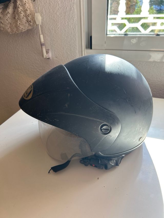 Casco de moto negro con visera
