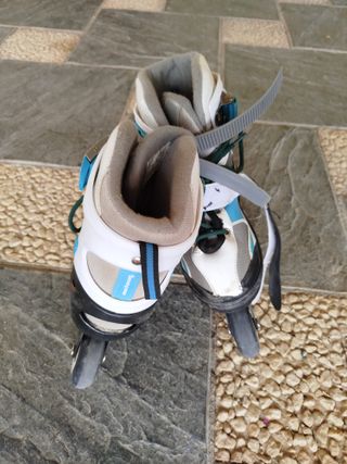 Patines en línea blancos, celestes y negros