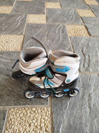 Patines en línea blancos, celestes y negros