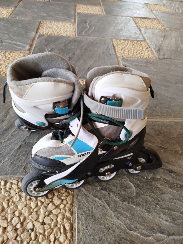 Patines en línea blancos, celestes y negros