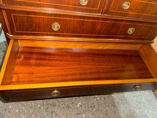 Cómoda de madera con cajones