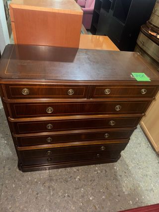 Cómoda de madera con cajones