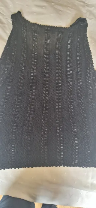 Top negro con abalorios