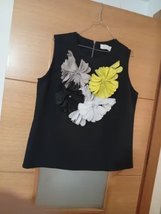 Blusa negra con flores tridimensionales