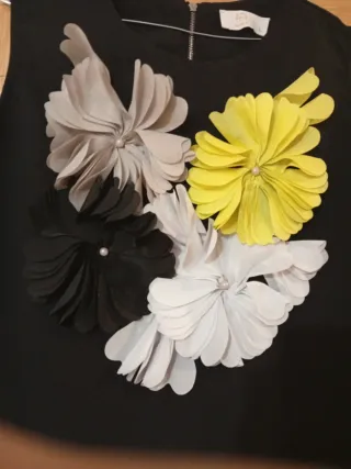 Blusa negra con flores tridimensionales