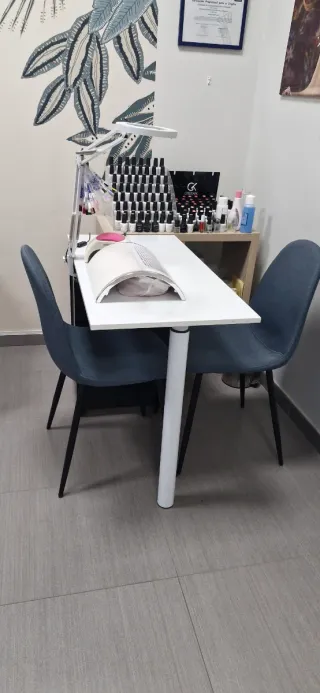 Alquilo espacio para hacer uñas en una peluquería