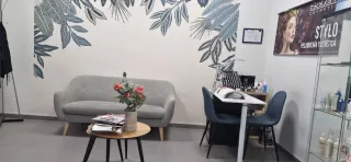 Alquilo espacio para hacer uñas en una peluquería