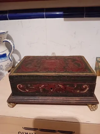 Caja de madera antigua decorada