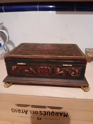 Caja de madera antigua decorada
