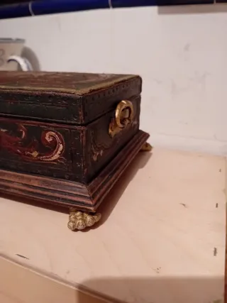 Caja de madera antigua decorada