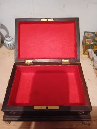 Caja de madera antigua decorada