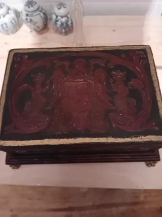 Caja de madera antigua decorada