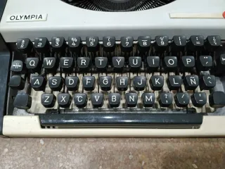 Máquina de escribir Olympia Traveller De Luxe